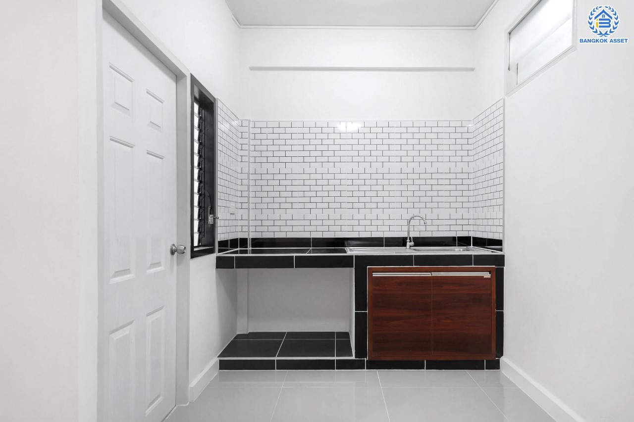 บ้านมือสองตกแต่งใหม่ ม.ภัทรนิเวศน์ สามัคคี-งามวงศ์วาน เนื้อที่ 17 ตร.ว. ฟังก์ชัน 2 ห้องนอนใหญ่ 2 ห้องน้ำ จอดรถได้ 1 คัน ทำเลเชื่อมต่อหลายเส้นทาง ใกล้เดอะมอลล์งามวงค์วาน, เซ็นทรัลแจ้งวัฒนะ  และรถไฟฟ้าสายสีชมพู "สถานีสามัคคี"